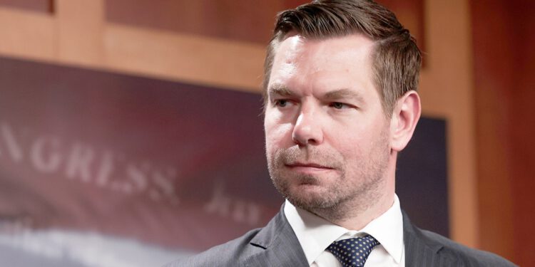 Kalifornijski zastupnik Eric Swalwell poriče optužbe bivšeg osoblja za nedolično seksualno ponašanje