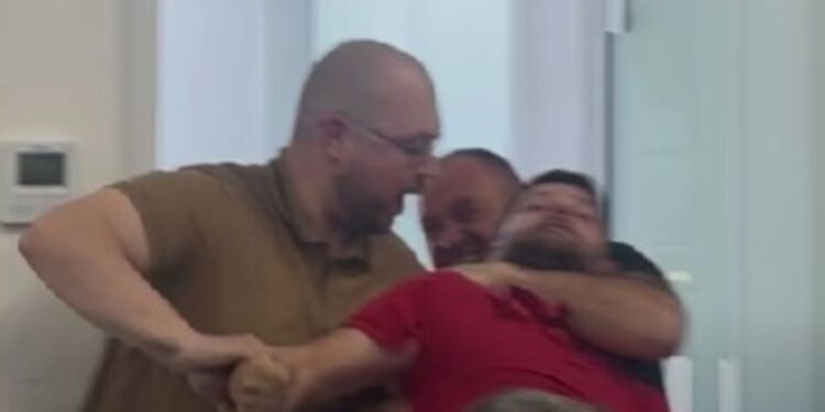 Kaos u Grudama: ‘Neka dođe policija, nemam ništa protiv’