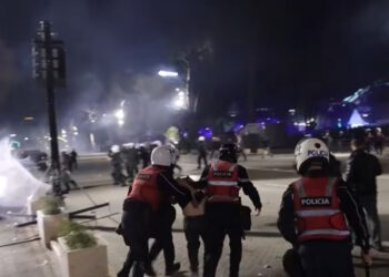 Kaos u Tirani: Eskalirao sukob policije i prosvjednika, traži se ostavka Rame