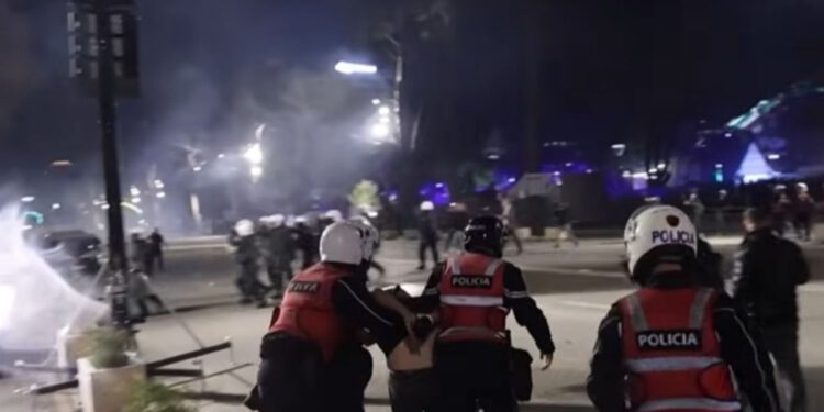 Kaos u Tirani: Eskalirao sukob policije i prosvjednika, traži se ostavka Rame
