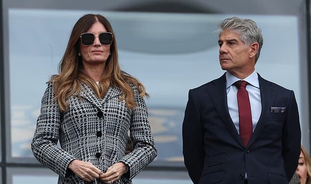 Karren Brady NASTALA je s West Hamom kojemu prijeti ispadanje s pet utakmica do kraja sezone dok se zvijezda šegrta usredotočuje na poslovne interese i ulogu u Domu lordova