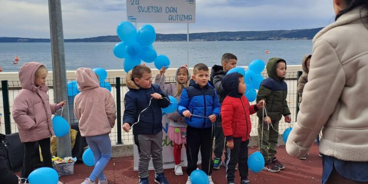 Kaštela zasjala u plavom: snažna poruka za djecu iz spektra autizma