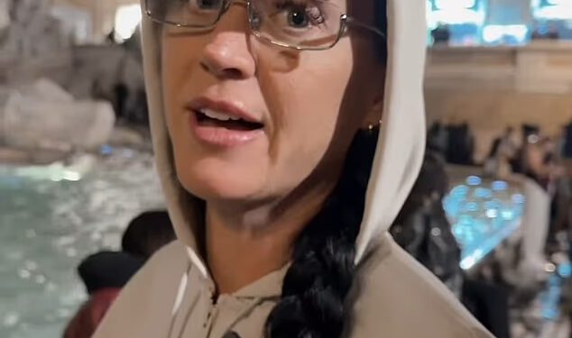 Katy Perry stavlja svoju kreditnu karticu u rimsku fontanu Trevi za ‘sreću’ usred kontroverze oko Ruby Rose