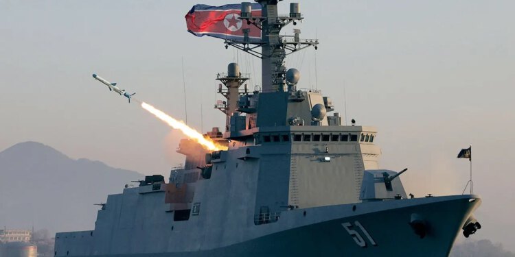 Kim Jong Un gleda testove krstarećih projektila s novog razarača Choe Hyon