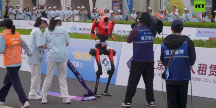Kineski robot oborio ljudski svjetski rekord u polumaratonu (VIDEO) — RT Entertainment