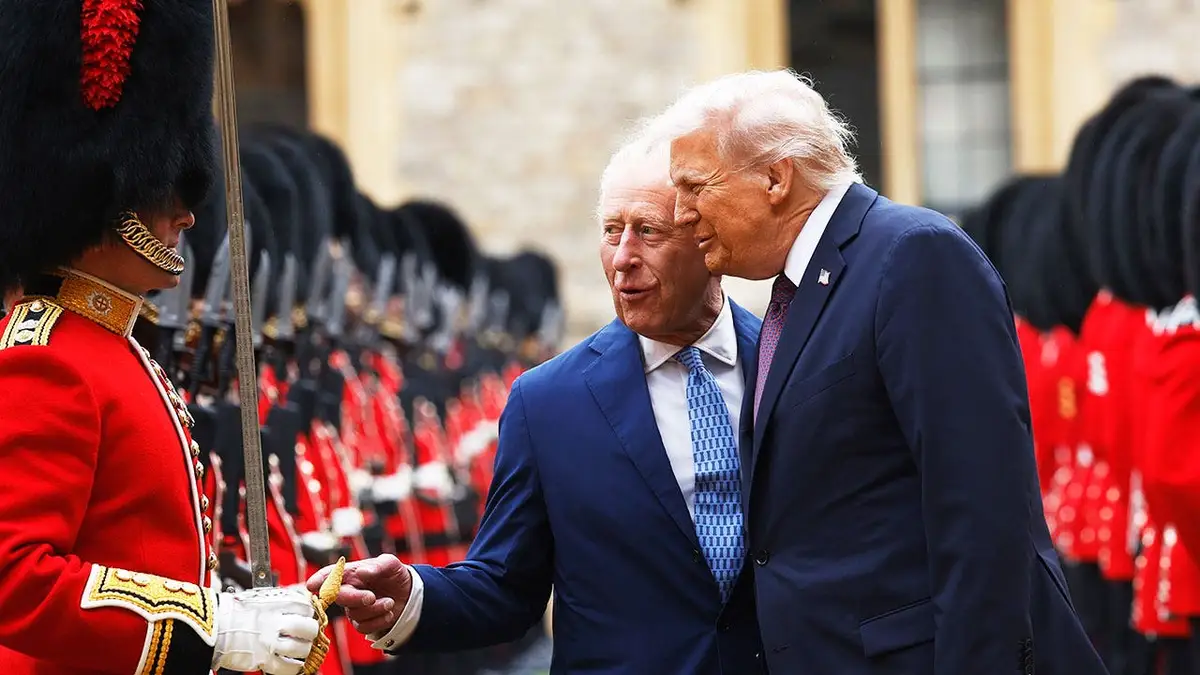 Kralj Charles i predsjednik Trump u istim tamnoplavim odijelima vrše inspekciju počasne straže ispred dvorca Windsor u Ujedinjenom Kraljevstvu.