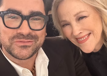 Kolegica Catherine O’Hara slomi se tijekom dirljivog posjeta snimanju dva mjeseca nakon njezine šokantne smrti