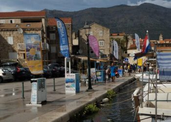 Korčulanski poduzetnik: “Na 120 metara obale samo jedan pult za prodaju izleta, ovo je monopol!” ŽLU: “Nije istina, uvodimo red!”