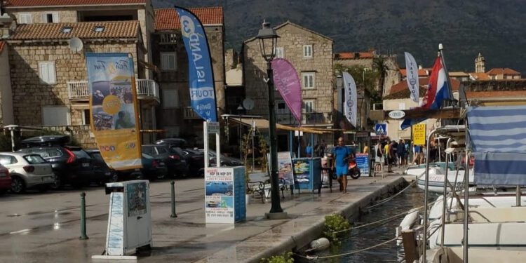 Korčulanski poduzetnik: “Na 120 metara obale samo jedan pult za prodaju izleta, ovo je monopol!” ŽLU: “Nije istina, uvodimo red!”