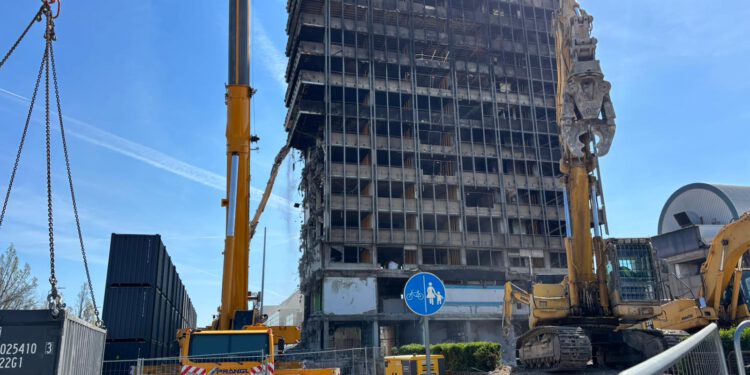 Krenulo rušenje Vjesnika: Simbol Zagreba polako nestaje, pogledajte snimke s terena