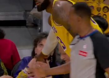 LeBron James juri mladoj navijačici nakon što ju je slučajno udario loptom tijekom utakmice doigravanja Lakersa