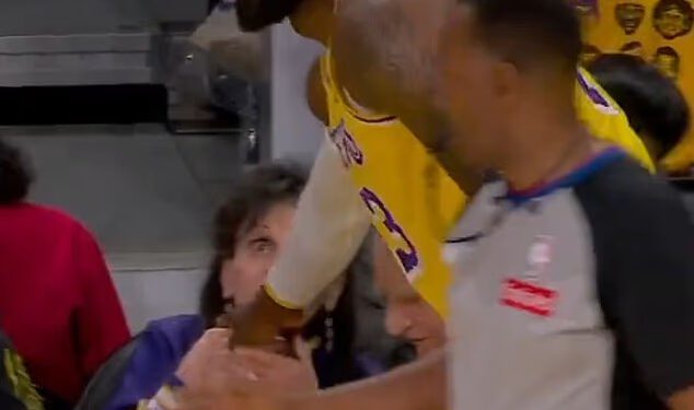 LeBron James juri mladoj navijačici nakon što ju je slučajno udario loptom tijekom utakmice doigravanja Lakersa