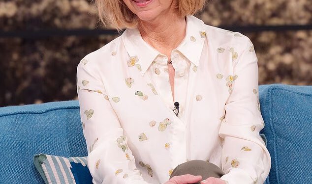Lisa Kudrow kaže da su tim za pisanje Prijatelja bili ‘uglavnom muškarci’ koji su ‘ostajali budni do kasno u noć kako bi razgovarali o svojim seksualnim fantazijama o Jennifer Aniston i Courteney Cox’