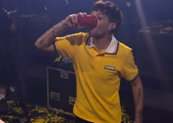 Louis Tomlinson pije čašu s obožavateljem kako bi nazdravio njezinom 18. rođendanu usred koncerta dok ona slavi svoju prekretnicu u dobi