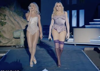 Madonna, 67, preotela je naslovnicu Sabrine Carpenter na Coachelli u raskošnom ljubičastom donjem rublju dok duo izvodi njezine najpoznatije hitove pred generacijom Z