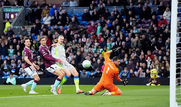 Man City ide NA VRH tablice pobjedivši Burnley, ali propuštene šanse ostavljaju Pepa Guardiolu frustriranim jer utrka za naslov ide u prekid bez jasnog favorita, piše JACK GAUGHAN