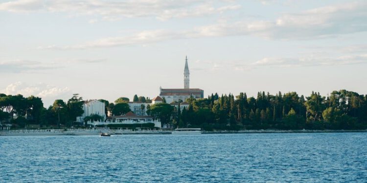Manje topao ponedjeljak, prolazno oblačnije, ponegdje i kiša