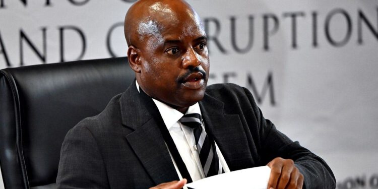 Maramica zalijepljena za glavu suspendiranog šefa policije nakratko zaustavila istragu o korupciji