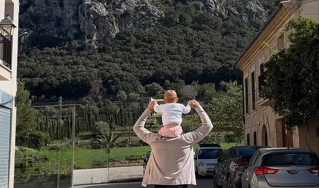 Mark Wright dijeli slatke snimke s obiteljskog putovanja na Mallorcu sa suprugom Michelle Keegan i njihovom kćeri Palmom