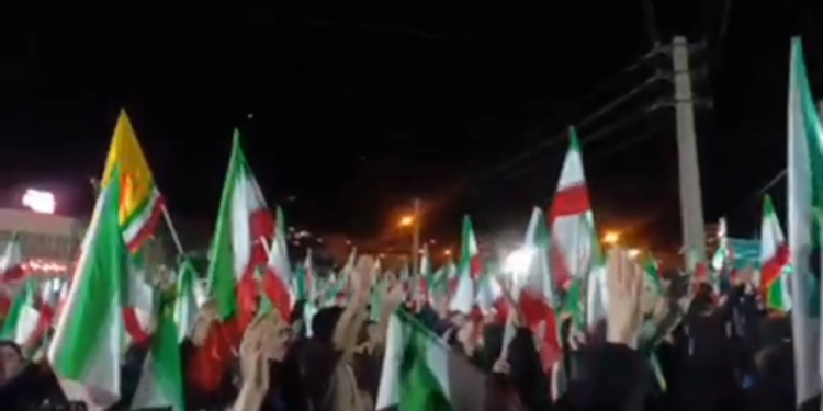 Masovni noćni skupovi diljem Irana dok rat ulazi u šesti tjedan (VIDEO) — RT World News