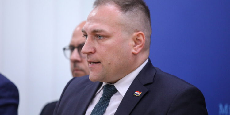 Ministar Vlajčić zaposlio rođakinju u ministarstvu, dobio paprenu kaznu