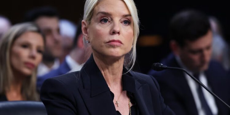 Ministarstvo pravosuđa kaže da se Pam Bondi neće pojaviti na saslušanju Epsteina nakon što ju je Trump otpustio