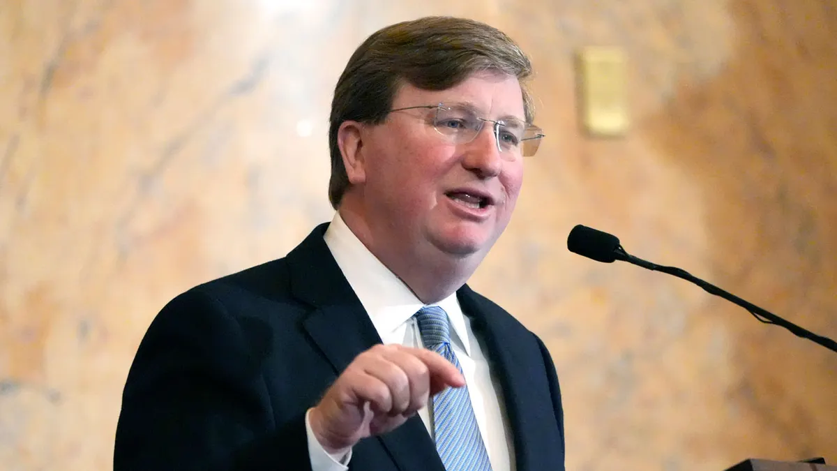 Guverner Mississippija Tate Reeves drži govor o stanju države na državnom Kapitolu u Jacksonu