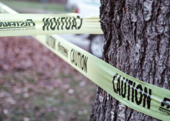 Misterij kostura bebe ispod dasaka stare kuće zapanjio svijet: ‘Bio je zamotan u novine’