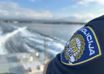 Mladi vozač sletio s ceste u Vrani i teško se ozlijedio