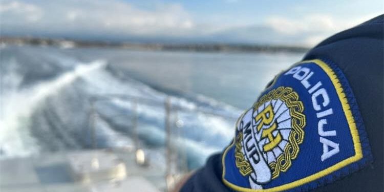 Mladi vozač sletio s ceste u Vrani i teško se ozlijedio