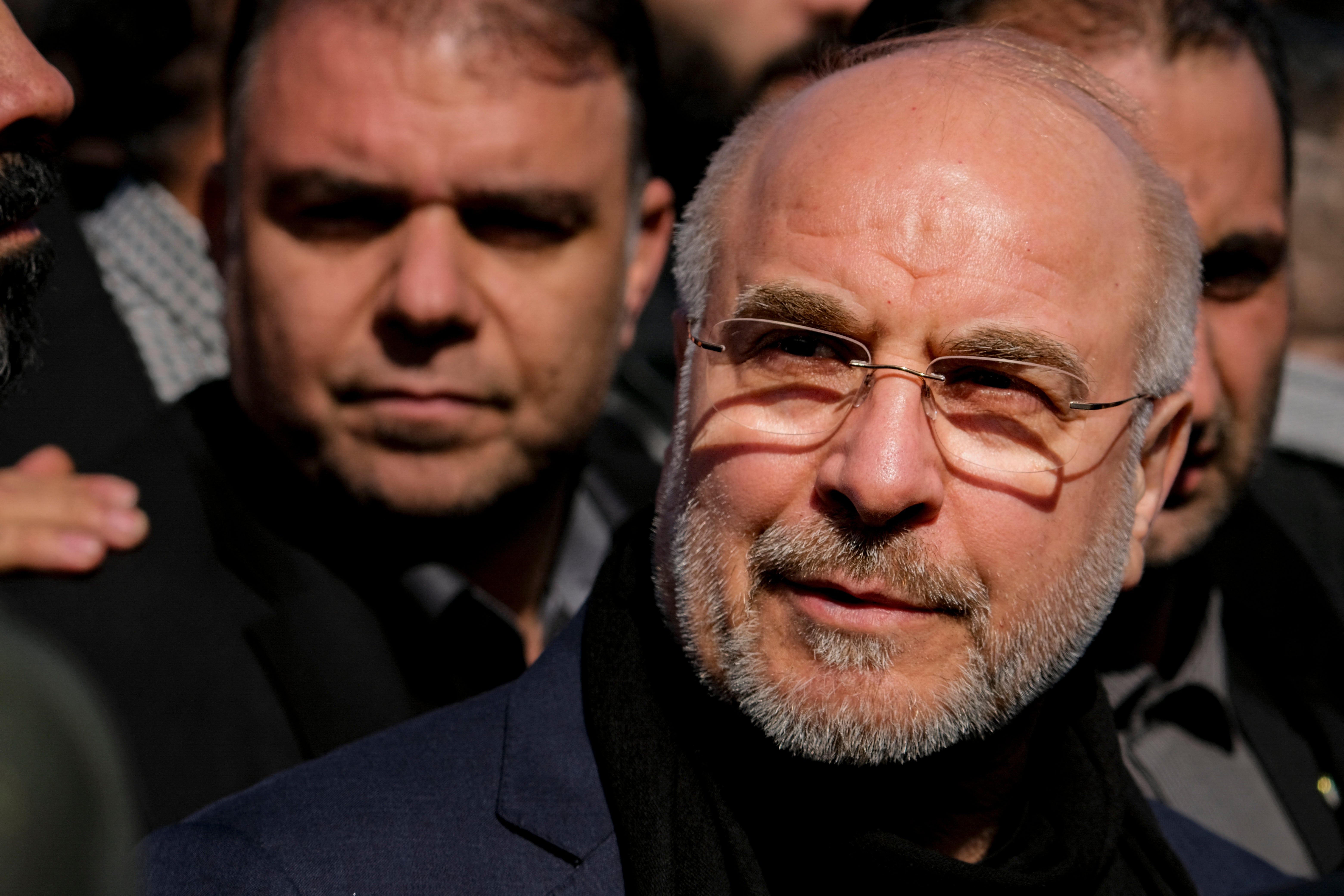 Vance je rekao da njegova supruga ima 'pravo na skok padobranom, ali ne iskače iz aviona', odgovarajući na Mohammada Baghera Ghalibafa, predsjednika iranskog parlamenta, koji je rekao da je 'Iranu uskraćeno pravo na bogaćenje'