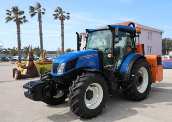 Na Vir stigao traktor s kosilicom, a uskoro će i dva kamiona za odvoz otpada!