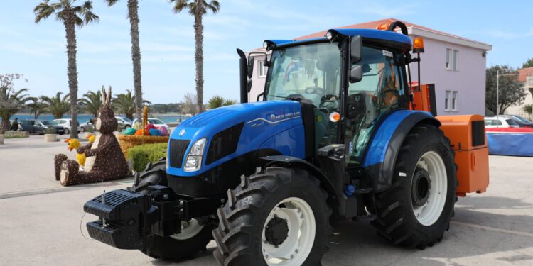 Na Vir stigao traktor s kosilicom, a uskoro će i dva kamiona za odvoz otpada!