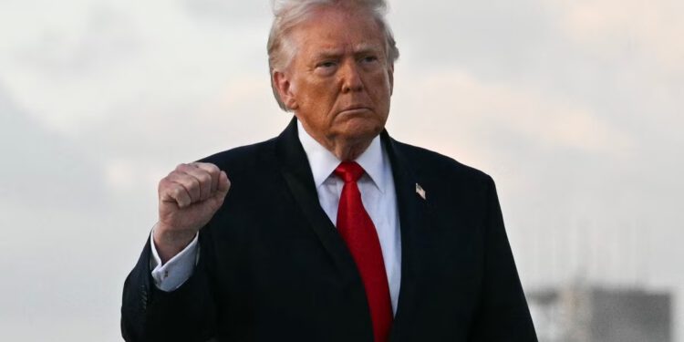 Najnoviji iransko-američki rat: Trump ‘razmatra ograničene zračne napade’ kao što bi blokada Hormuškog tjesnaca trebala početi danas