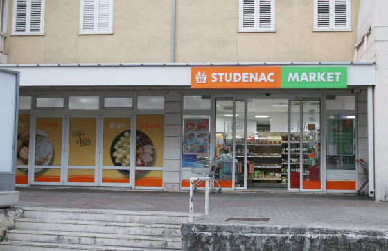 Nakon ‘deranja’ domaćih s ljetnim cijenama, sad ‘deru’ i strance: Studenac turistima naplatio pet kašeta umjesto staklenki pive