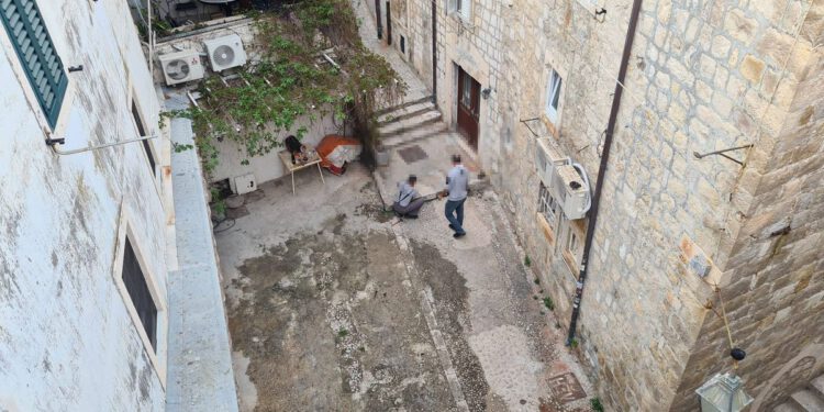 Ne plaćajte vodu, jer ovi je ljudi besramno kradu vama pred nosom