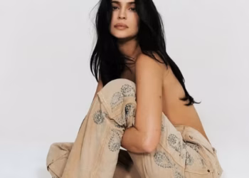 Nema majice, nema problema! Kylie Jenner drugi put ovaj tjedan pozira u toplesu kako bi promovirala kolekciju odjeće