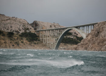 Nestvarni prizori s Krčkog mosta, kamp prikolica visi na ogradi: Most zatvoren za sav promet