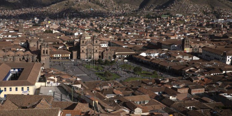 Nevjerojatno u Peruu: navijač pokušao napasti suca koji ga je udario nogom