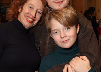 Noah Jupe, 21, otkriva kako drži brata, kolegu iz Hamneta, Jacobija, 12, podalje od ‘mračne strane’ filmske industrije i razmišlja o njihovom ranom životu s majkom glumicom Corrie