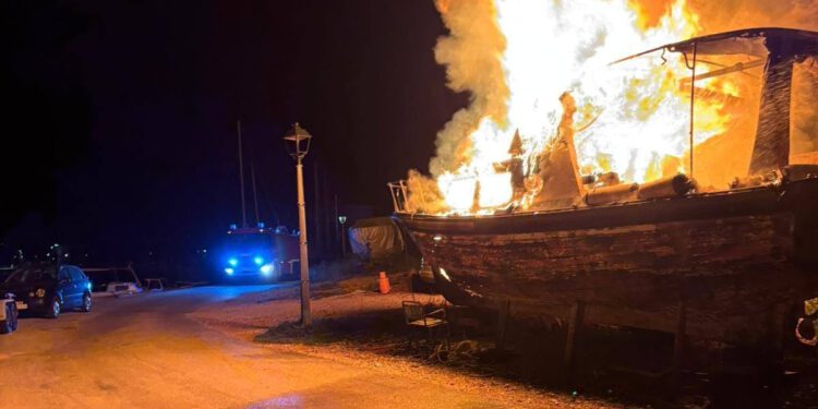 Noćas je u Vrboskoj gorjela brodica, uslijedila munjevita akcija!
