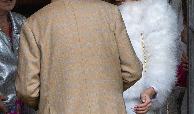 Novopečena Roxy Horner izgleda zapanjujuće u bijelom dok pozdravlja roditelje Jacka Whitehalla dan nakon divljeg vjenčanja para s temom “peckanje i veselje”.