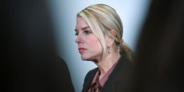 Obavijesti uživo iz Trumpove administracije: Predsjednik je rekao da razmišlja o još jednoj reorganizaciji kabineta nakon što je otpustio Pam Bondi