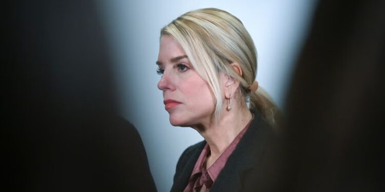 Obavijesti uživo iz Trumpove administracije: Predsjednik je rekao da razmišlja o još jednoj reorganizaciji kabineta nakon što je otpustio Pam Bondi