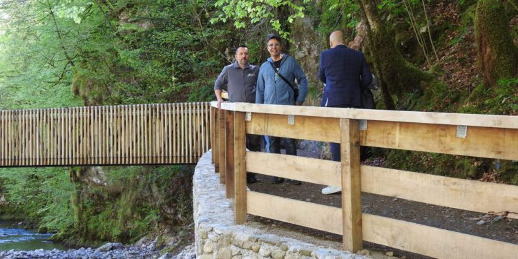 Obnovljen pješački most u Nacionalnom parku Risnjak