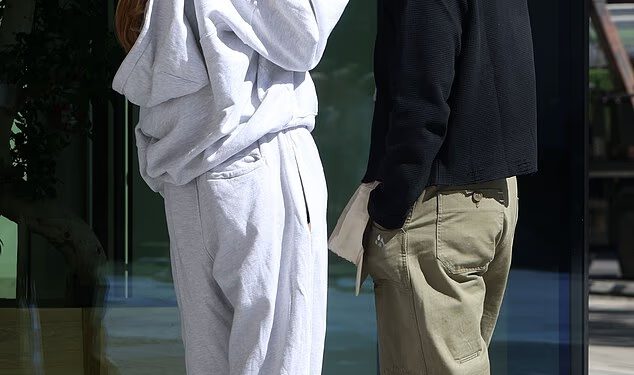 Olivia Attwood i Pete Wicks stavljaju taktilni zaslon dok uživaju u cigareti na koketnom spoju uz kavu – jer su viđeni zajedno prvi put otkako je otkrivena ‘tajna romansa’