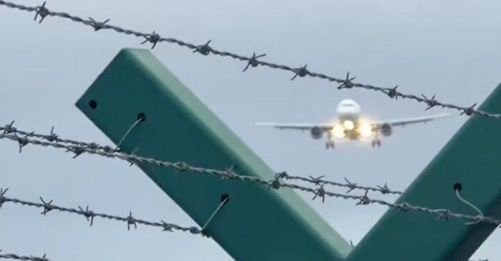 Oluja Dave tjera avion da priđe pisti postrance po jakom vjetru | Vijesti