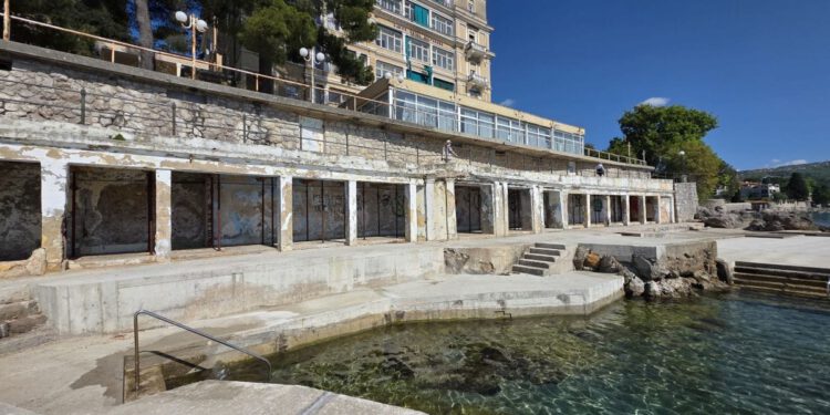 Opatiji dodijeljeno 60 tisuća eura za sanaciju dijela obalne šetnice uz plažu Belvedere