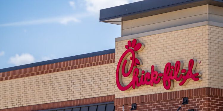 Osam zaposlenika Chick-fil-A-a otpušteno je nakon što je TikTok video na kojem plešu postao viralan, tvrdi bivši zaposlenik