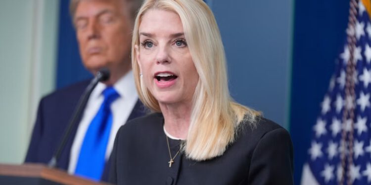 Otkrivene četiri riječi koje je Trump rekao Bondi na putu za SCOTUS saslušanje